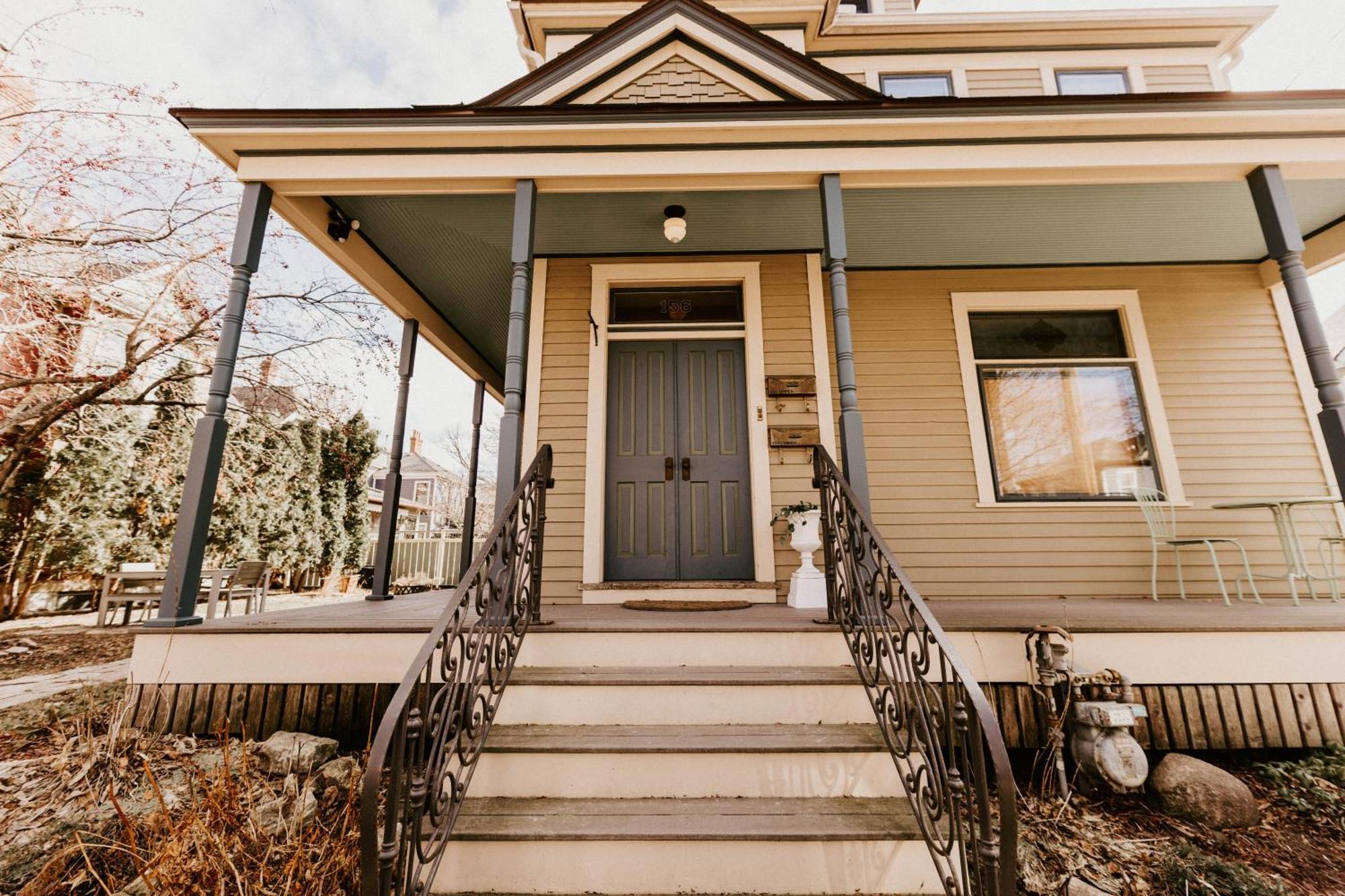 Retro Gem Box Victorian Steps From Irvine Park Apartment Saint Paul Exterior photo